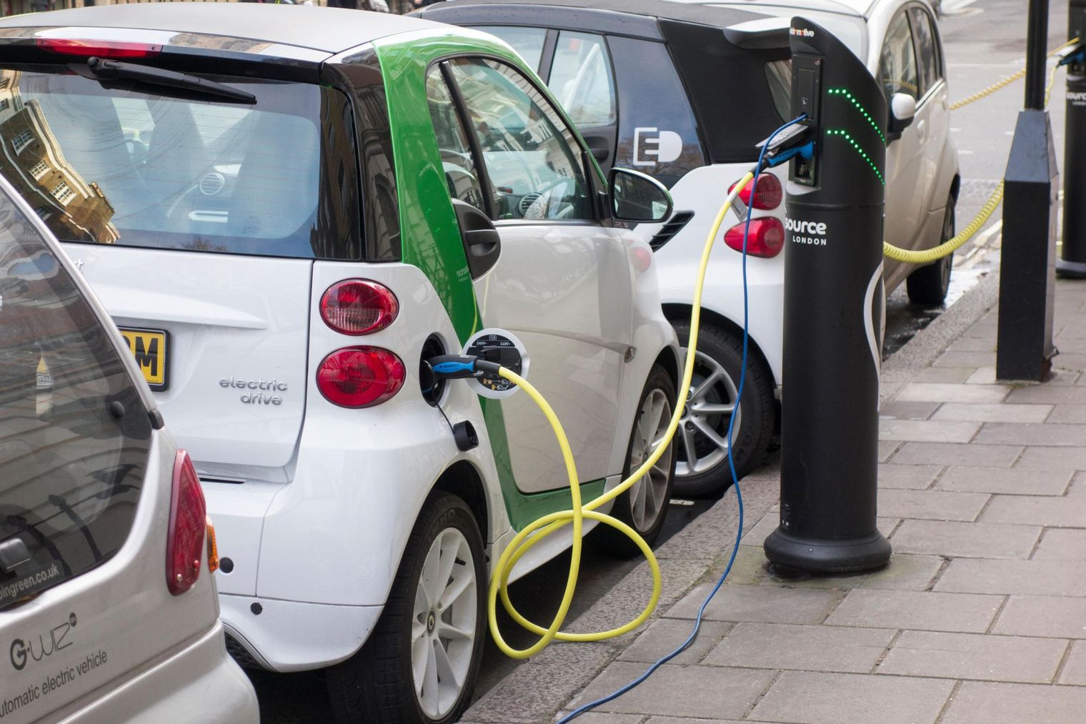 what-s-the-difference-between-an-electric-car-and-a-hybrid