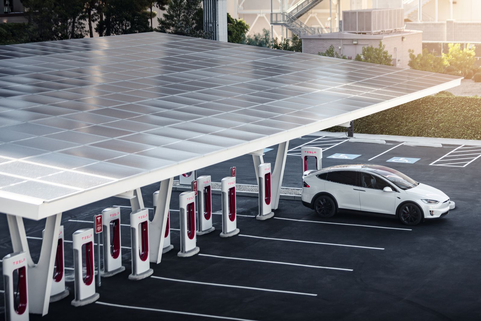 You Can Now Charge Your Electric Car For Free At Superchargers-Tesla